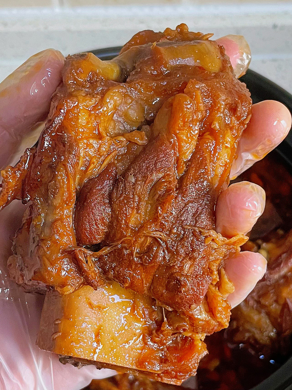 食材:大棒骨 调料:葱,姜,料酒,冰糖,豆瓣酱,黄豆酱,生抽,老抽,盐,鸡精