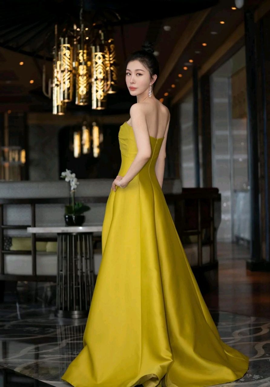 田朴珺真有贵族气质,穿抹胸裙配高丸子头好美,"奶油肌"太撩人  高挑