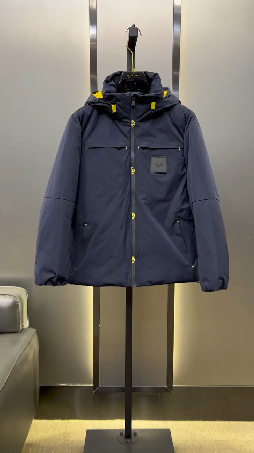 芬迪新款羽绒服藏蓝色时尚休闲