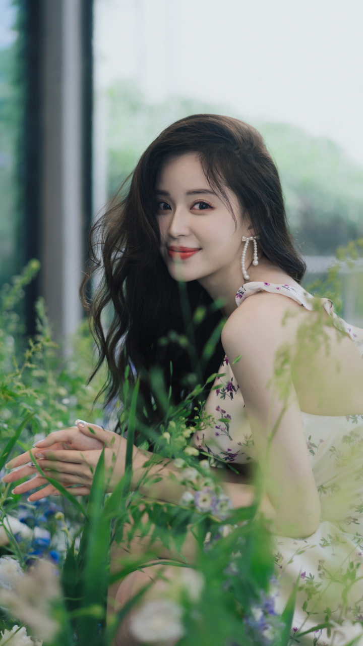 美女温心吊带连衣裙写真[鲜花]