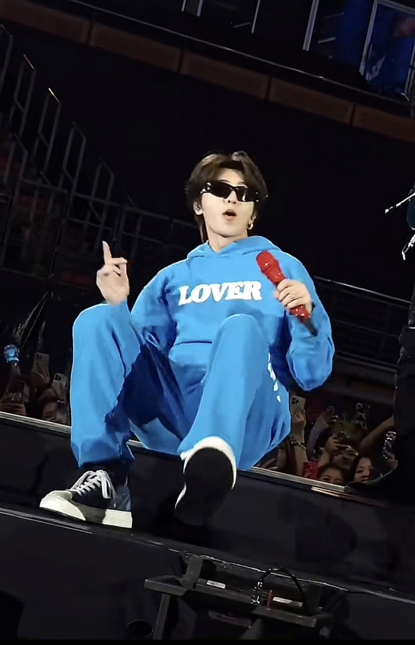 蔡徐坤曼谷演唱会,可可爱爱,摇头晃脑哈哈