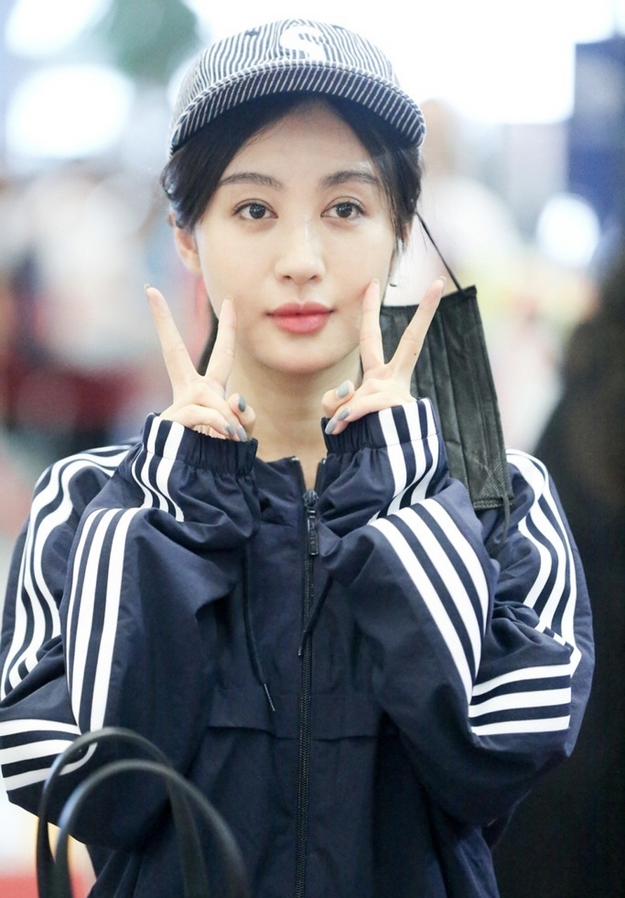 晓明哥前女友李菲儿的穿搭属实是越来越大胆,近日出入机场时,疑似故意