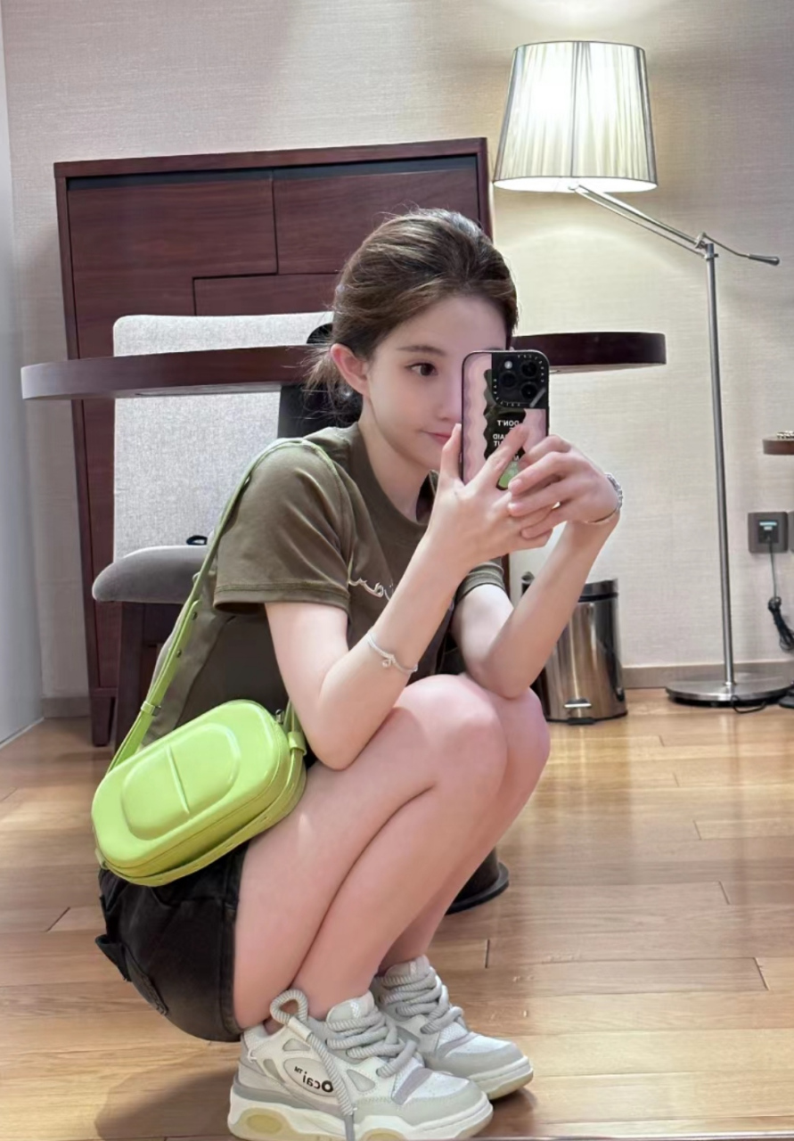 冯提莫晒自拍照,p得认不出来了,蹲在地上单手托腮模样乖巧.