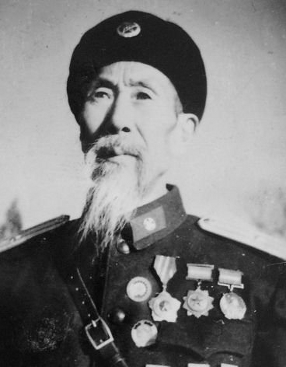 照片上这个穿着军装的白胡子老头,便是共和国历史上