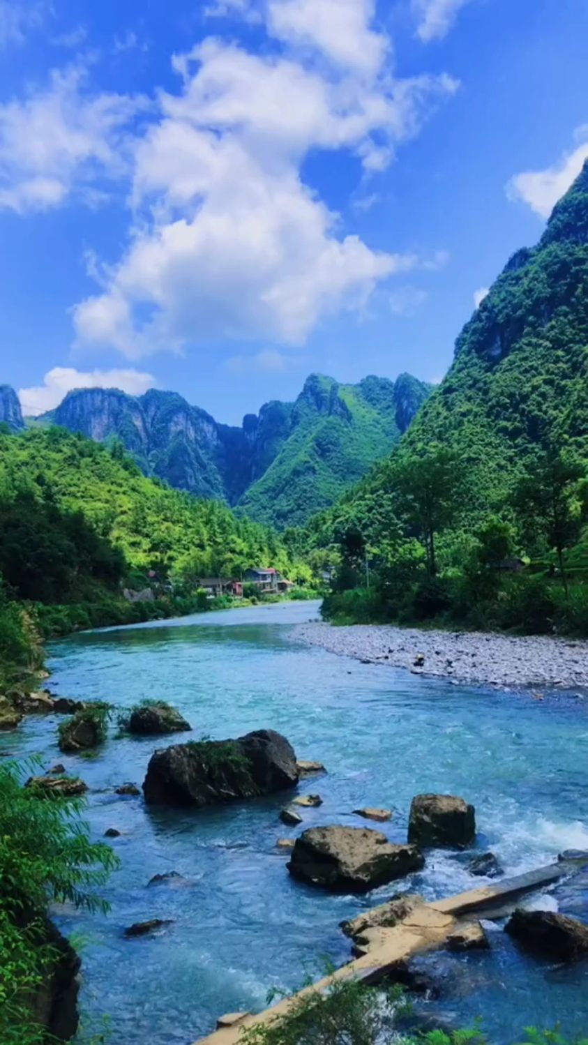 美丽的风景蓝天白云清澈的水