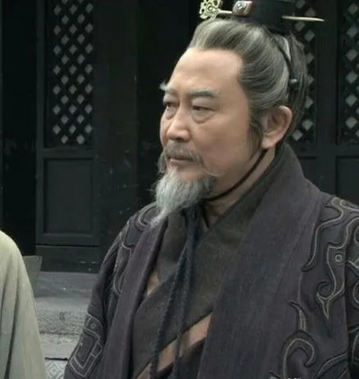 一天,范雎被魏齐诬陷身陷大牢,他咬紧牙关,死不认罪,不料魏齐竟然叫来