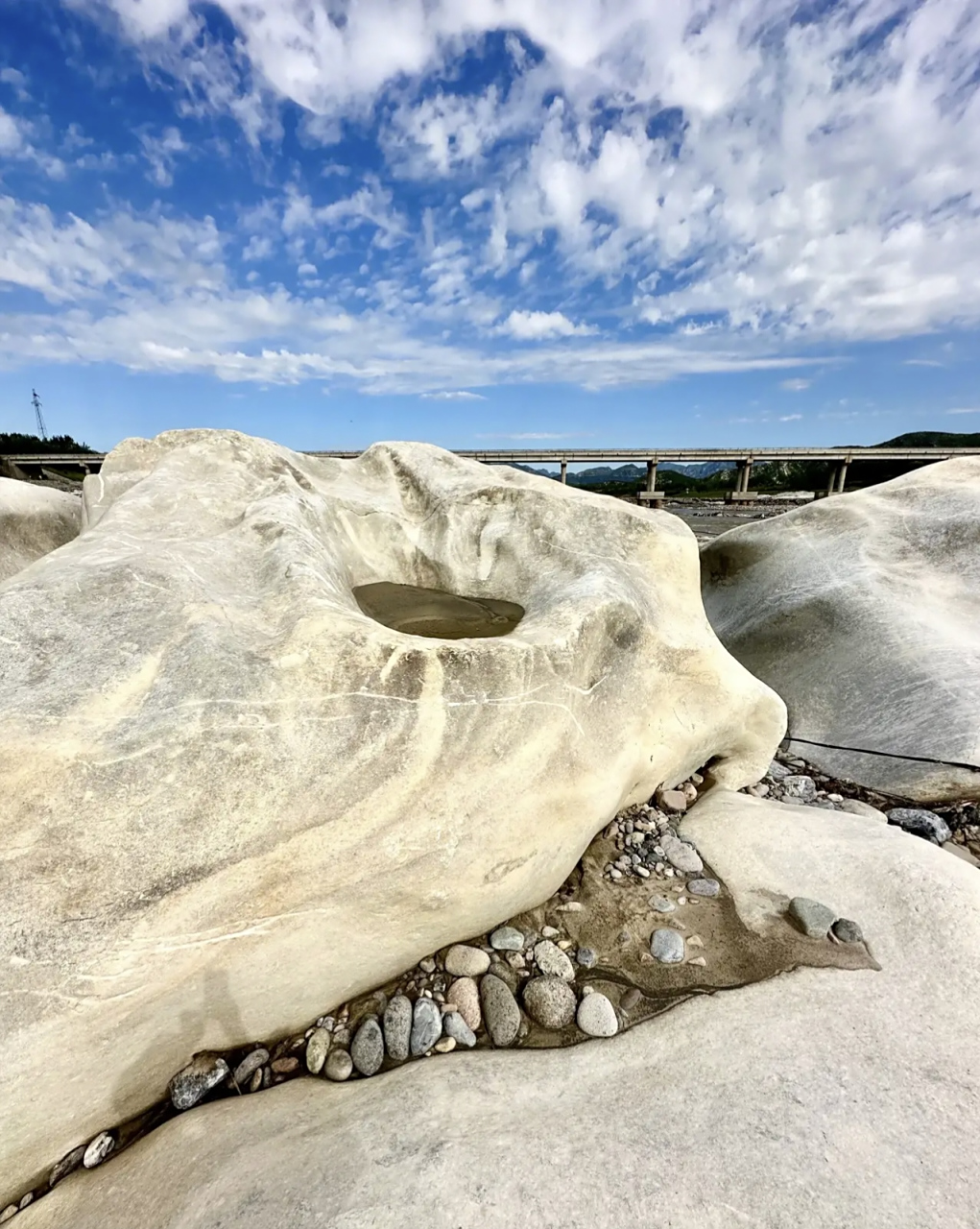 拒马河镇江营段,暴雨过后洪水冲走了河床中的老泥沙,从大桥裸露出的