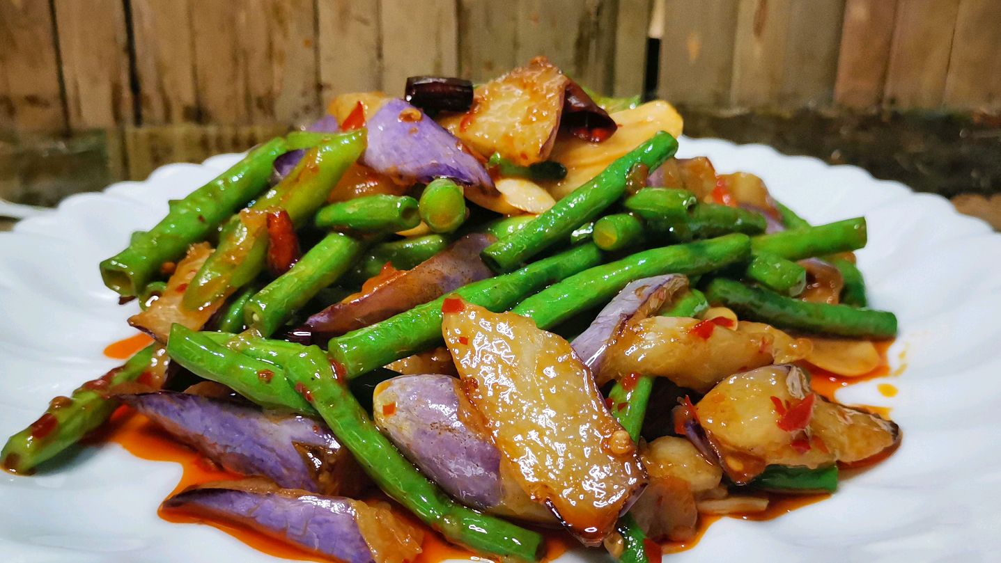 厨师长教你:“茄子烧豆角”的正确做法,茄子不油腻,非常下饭