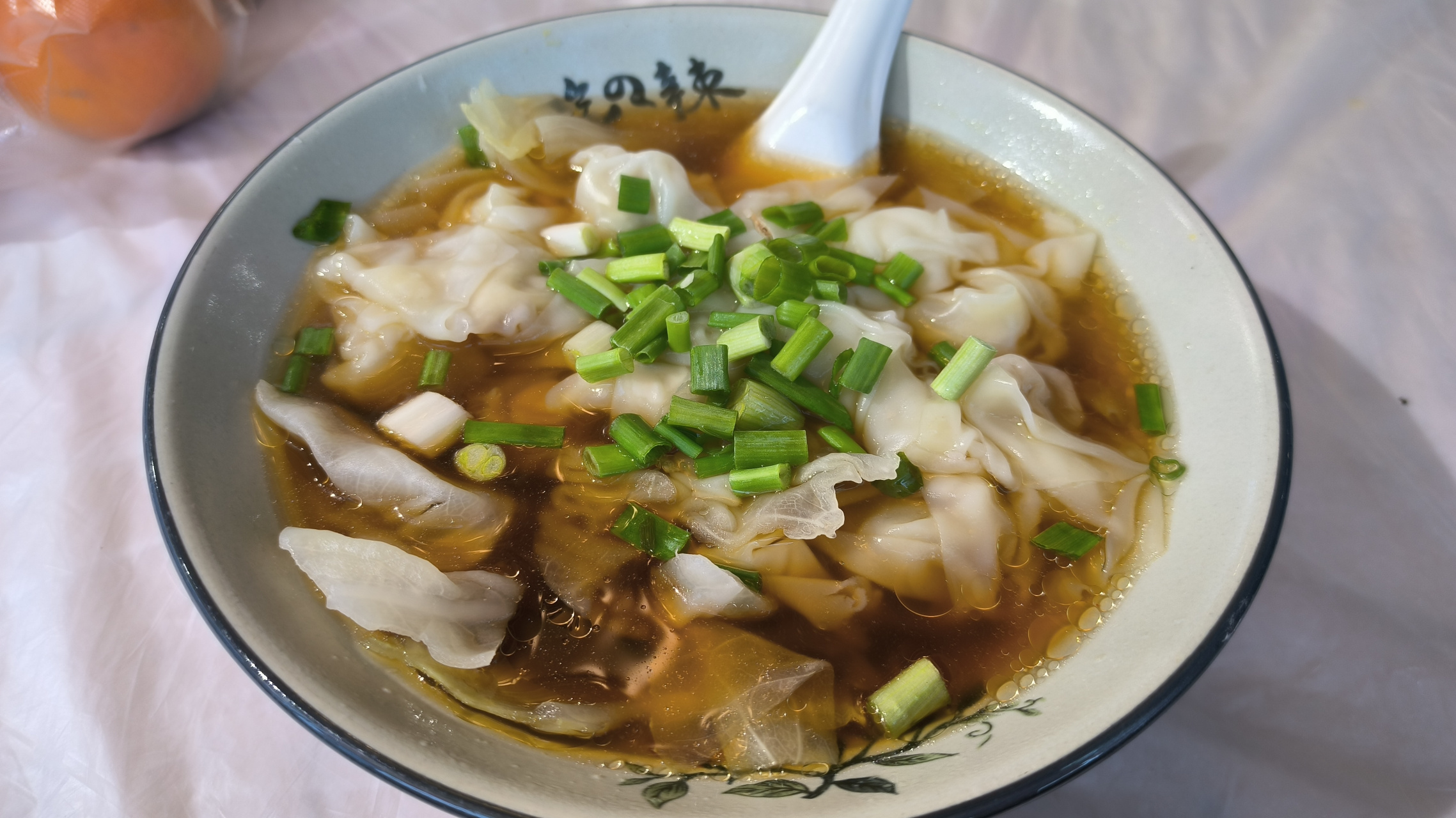 四川峨眉山这边的抄手,在有些地方叫馄饨,有些地方叫扁肉.