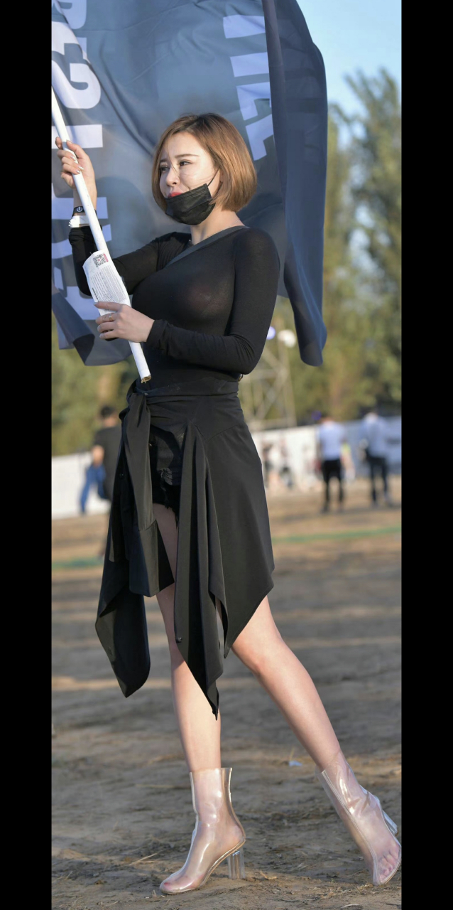 肤白美腿短发美女