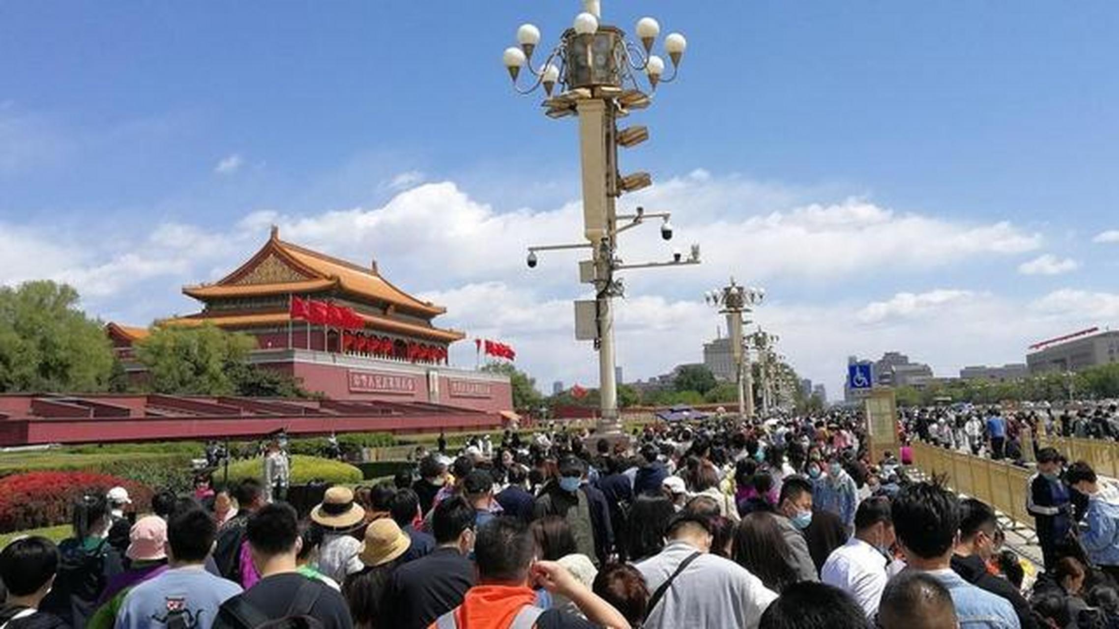 五一假期全国各地的景点迎来了客流高峰.