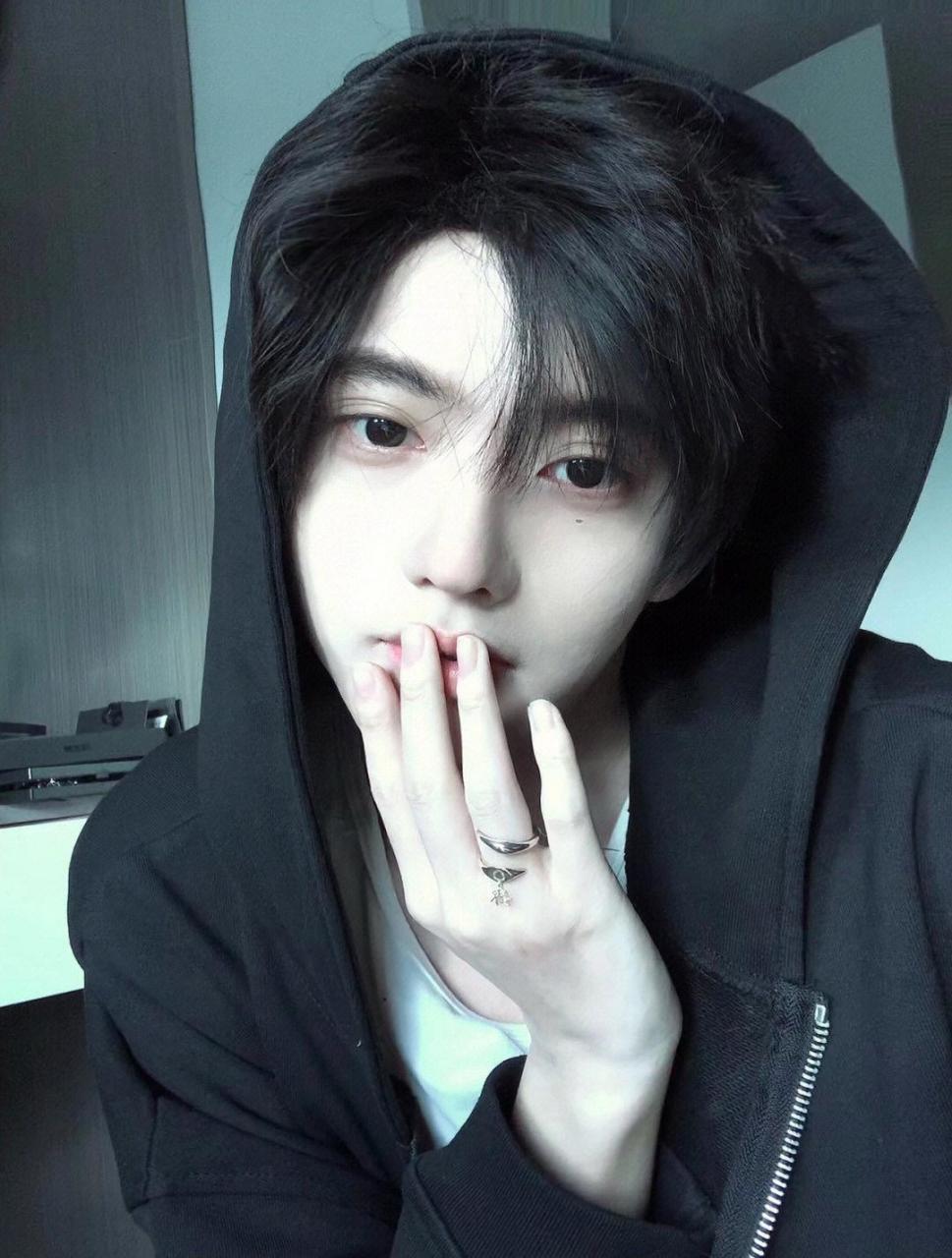 身姿玉立,英姿飒爽 185大帅哥大学生