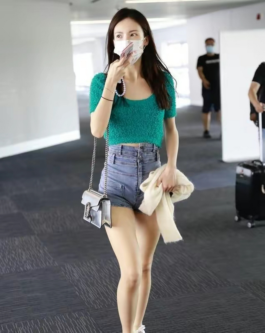 特别是这样别扭的牛仔短裤,让金晨.