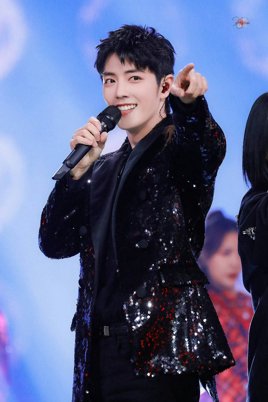 分享一组肖战美图, 这明亮干净的大眼睛真的好清澈呀,还有他的笑容真