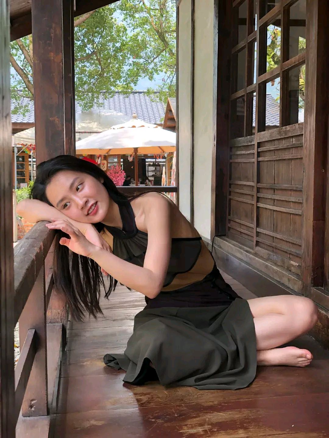 陈芋米穿开叉长裙尽享休闲时光