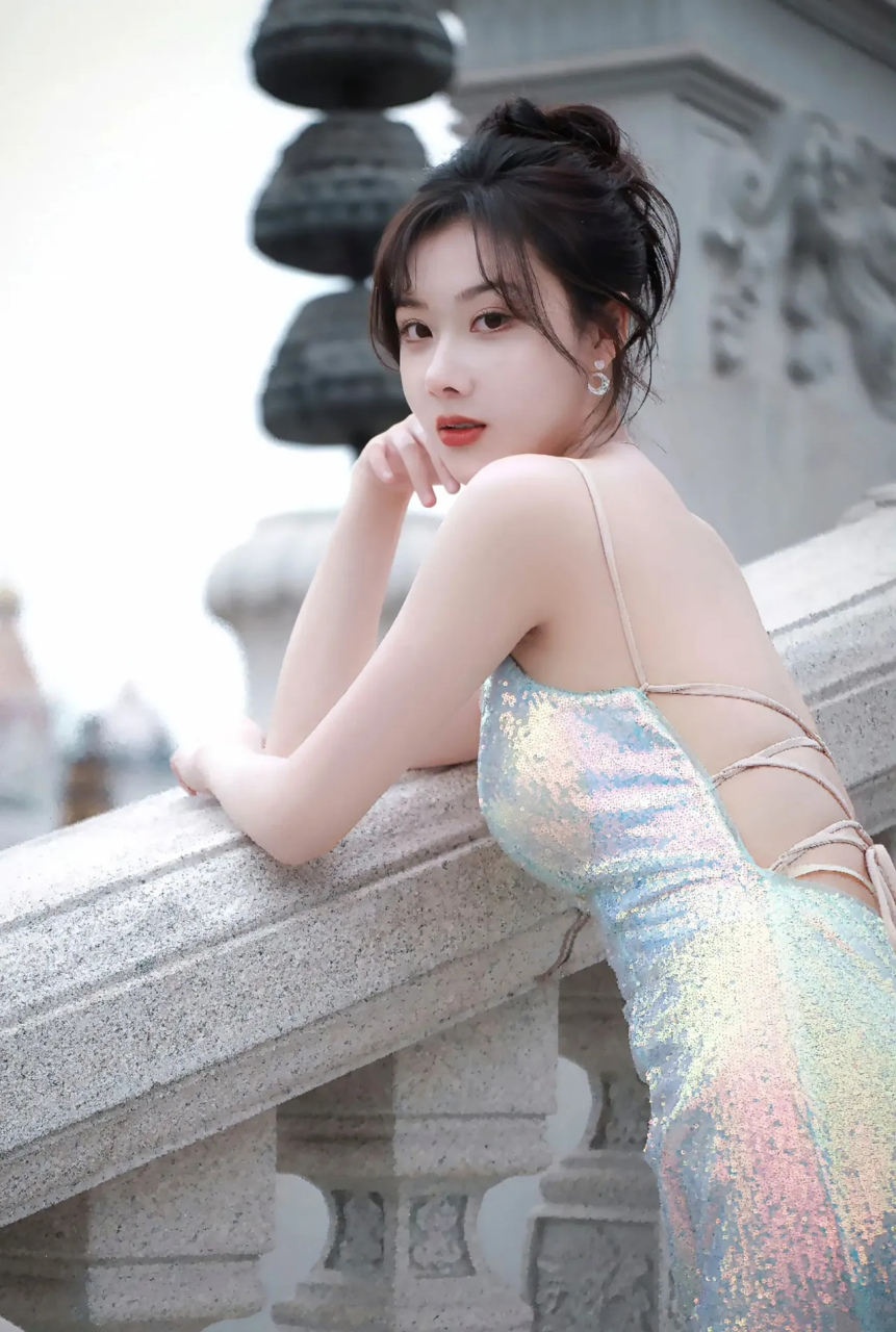 美女曹曦月,v领亮色连衣长裙,大秀完美好身材,性感迷人,吸引了众人的