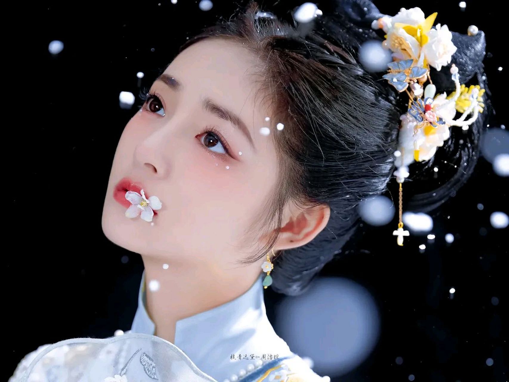 周洁琼蓝色系古风盘发造型#你心中的古装女神# #一眼沦陷# #惊艳瞬间