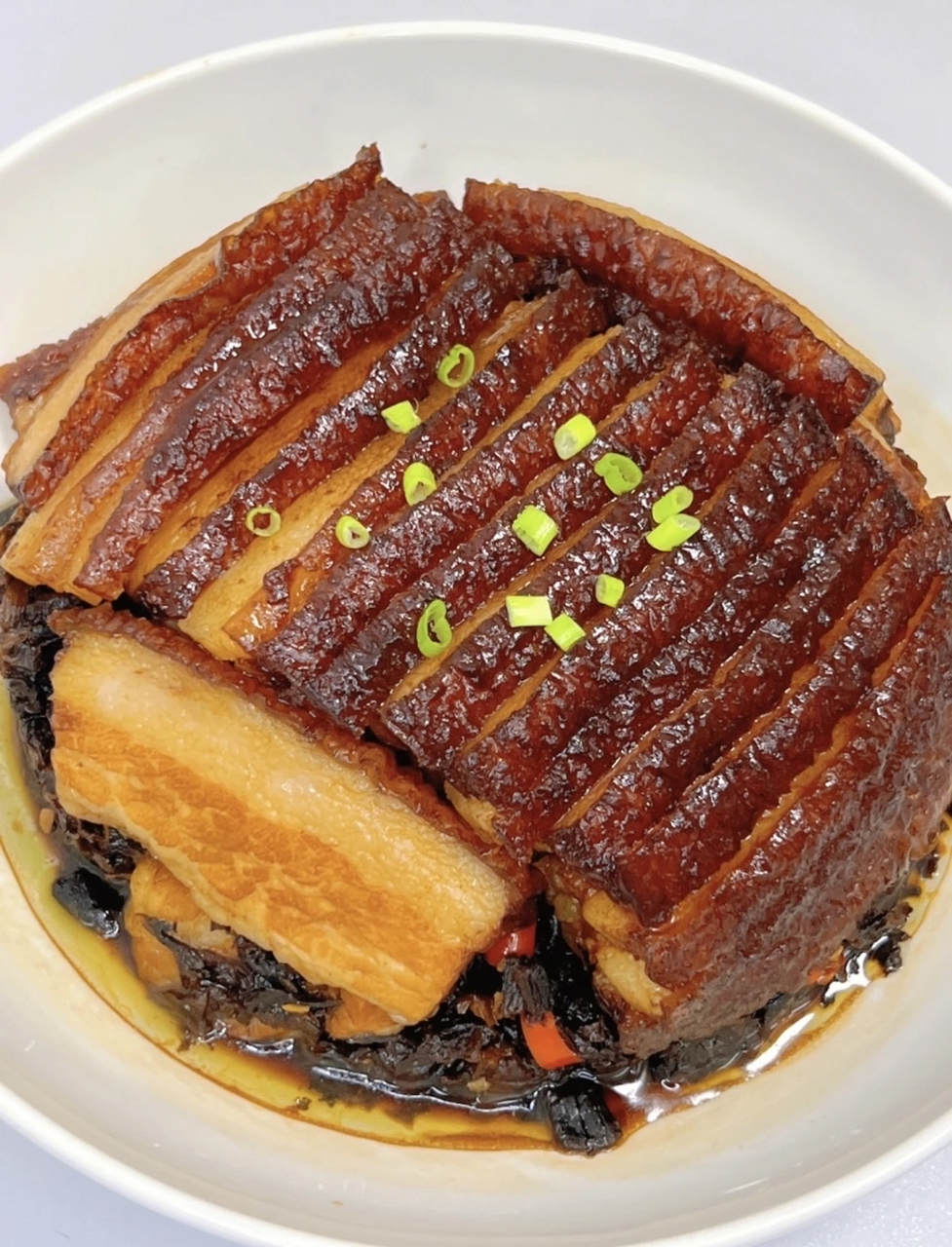 农村美食扣肉 在农村,很多人家的厨房里都有一大片空地,在这块空地上