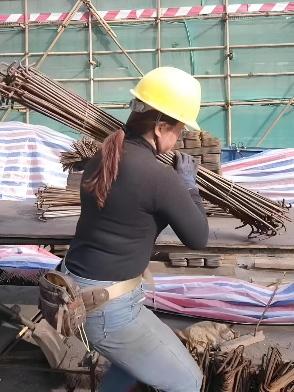 工地上的女工友,一般男工友干活都比不上她