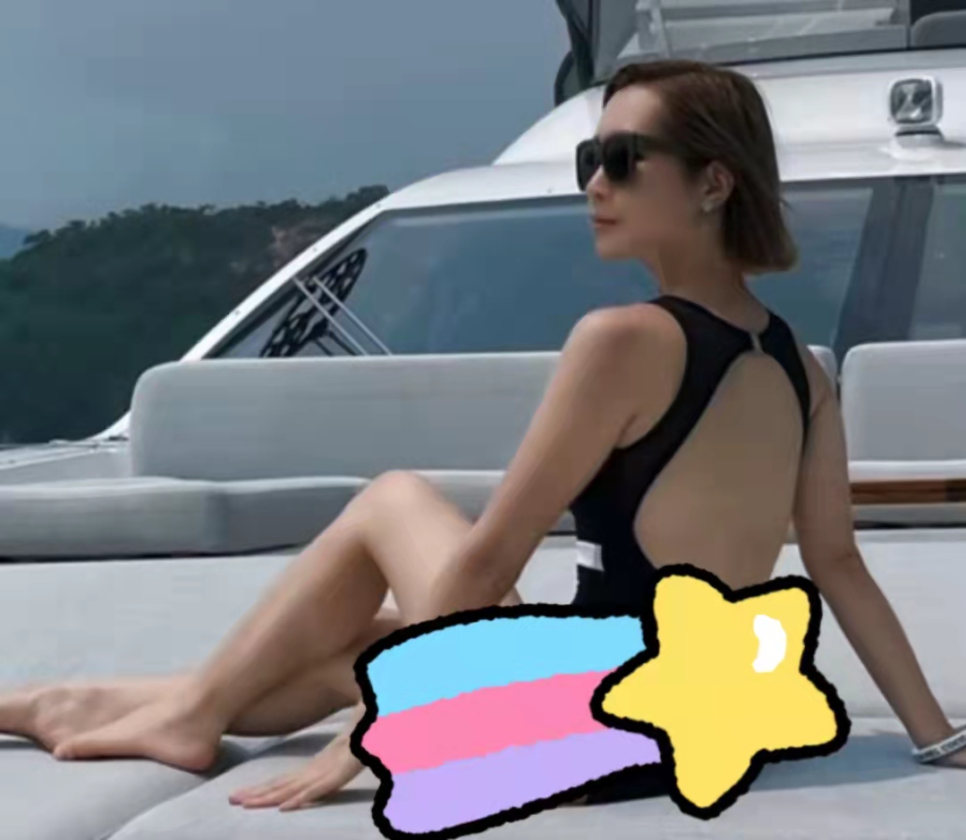 43岁关心妍晒游玩日常,戴墨镜坐游艇兜风,穿黑色泳装身材好