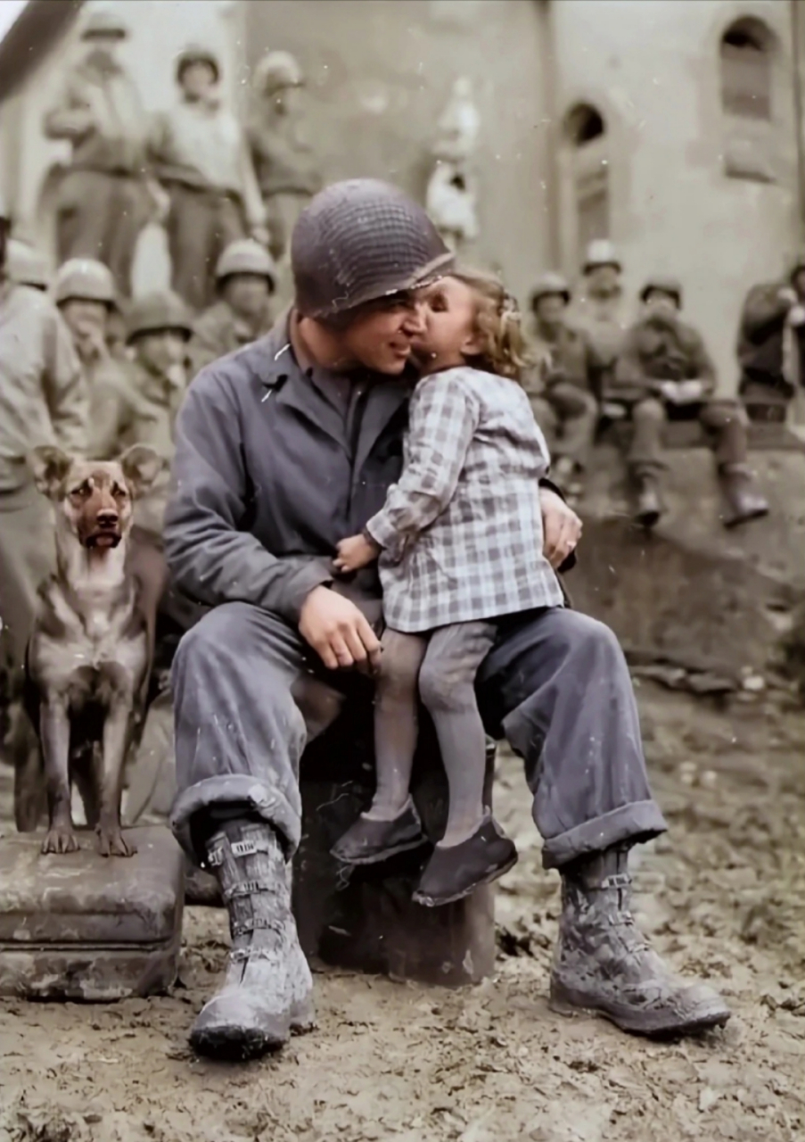 1945年,盟军进入法国,一位法国小女孩轻吻一名盟军士兵,盟军解放法国