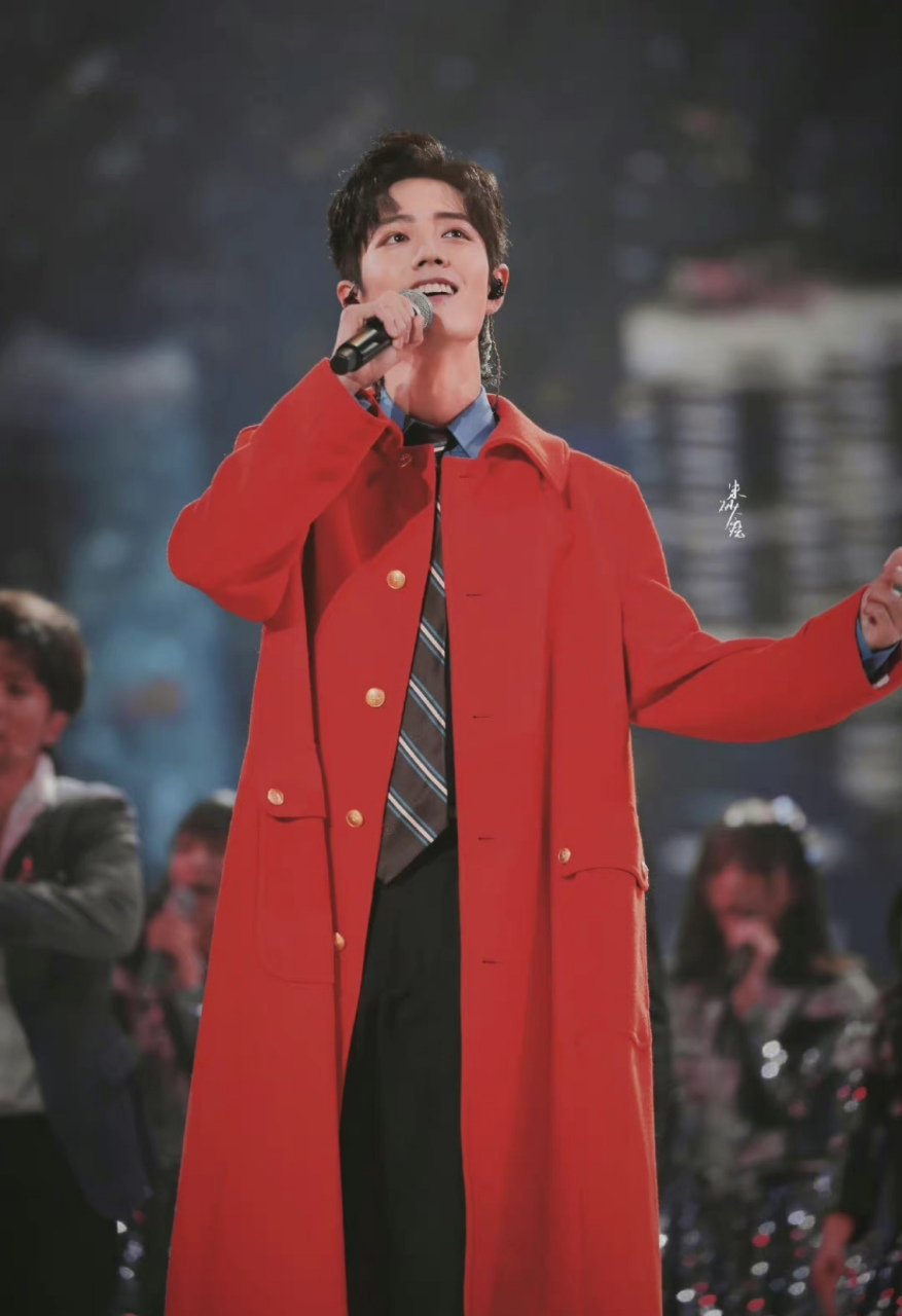 导演给肖战介绍主持人"这是欧阳慧.