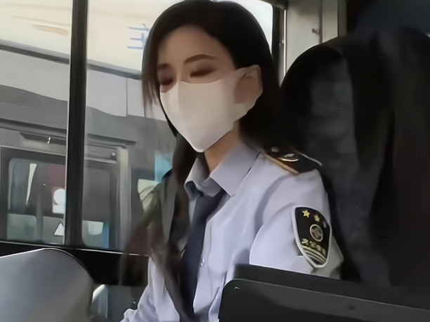 西安这个美女公交司机成"网红":网友要为她砸了"劳斯劳斯"?