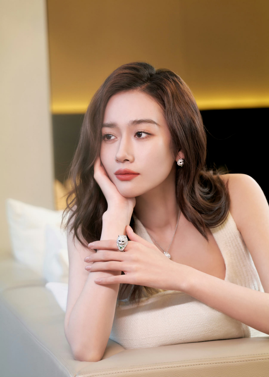 范帅琦皮肤白皙,五官精致