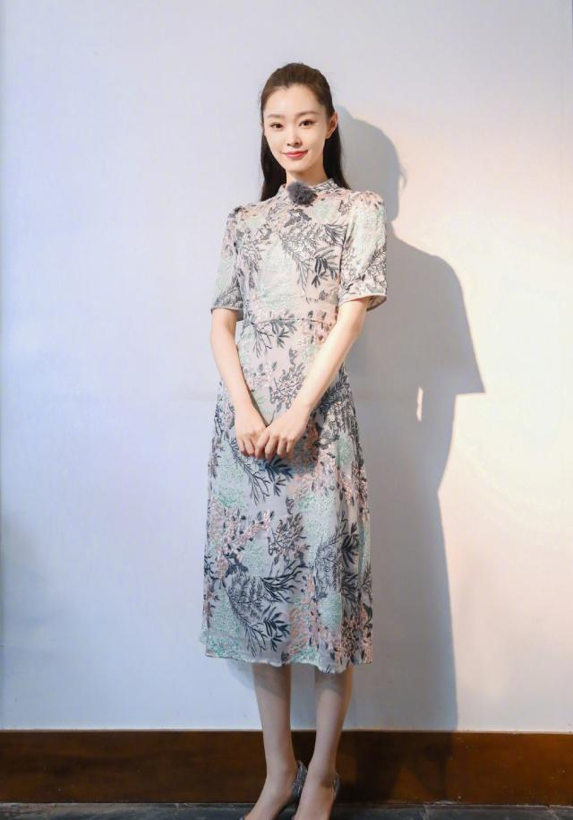 又被宋轶美到了,一袭改良旗袍搭运动鞋,不张扬做作美得低调!