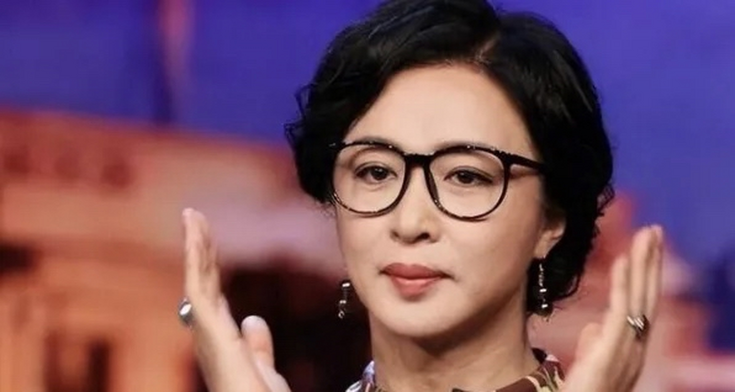 有记者问金星:"你做完变性手术后,和女人一起洗澡,会不会动心?