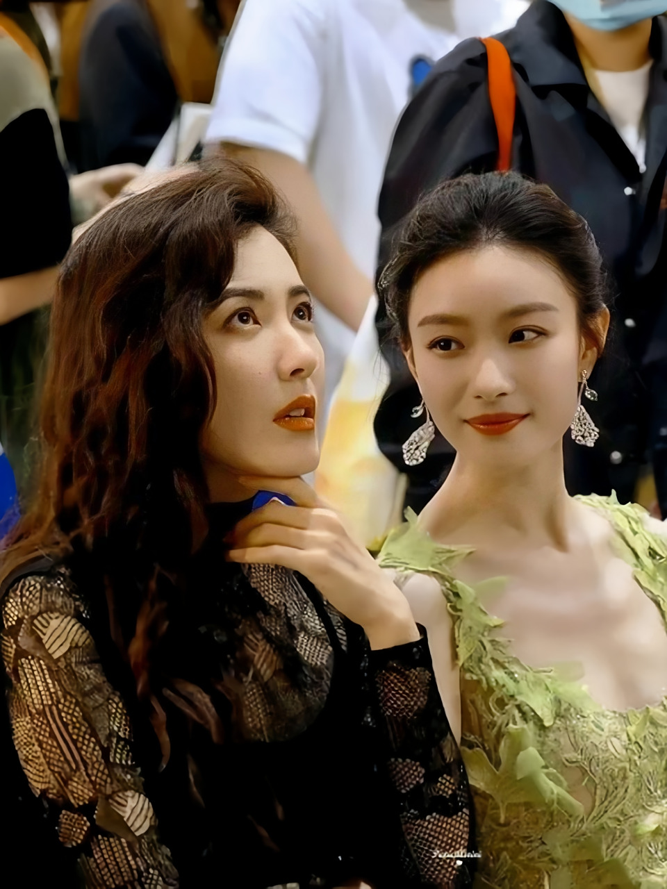 不过,曾黎的美貌更加出众,她被誉为中戏200年难得一遇的大美女,这也不