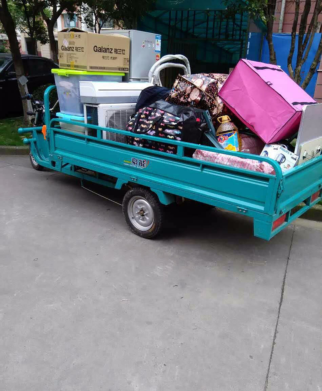 超级昂贵的深圳三轮车搬家客  兜兜转转的在深圳也有十年了,期间我们