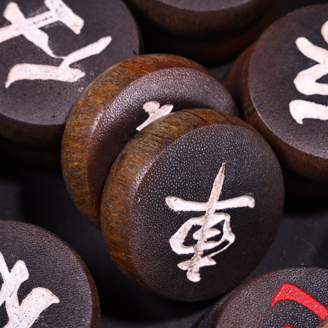 珍品旧藏收老罕见犀牛角雕刻象棋一套 保存完好   雕工精湛  配老漆器