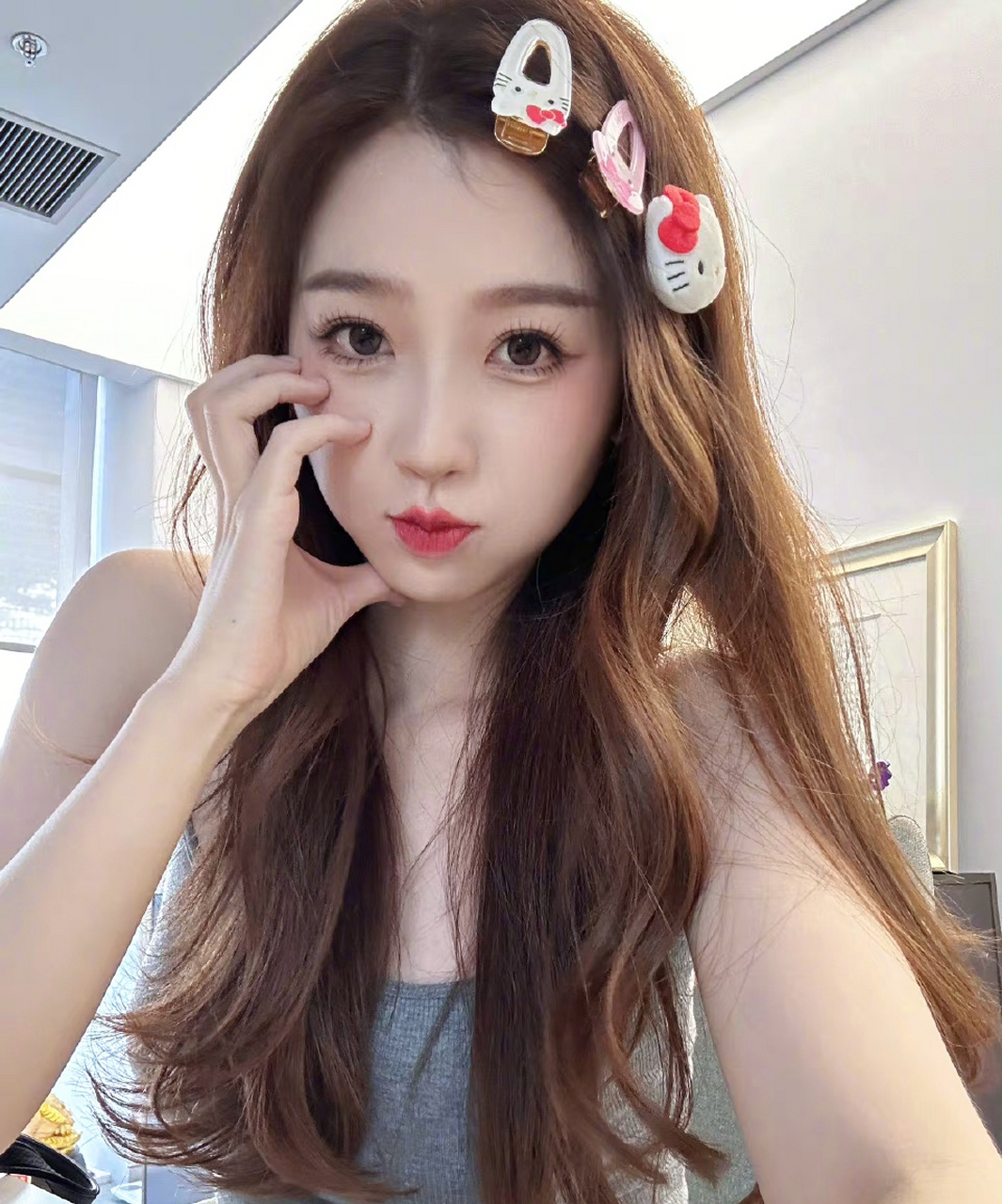 虞书欣脑袋比心,"这娘们可不像好人呐",太迷人了 #乐享周末分享吧