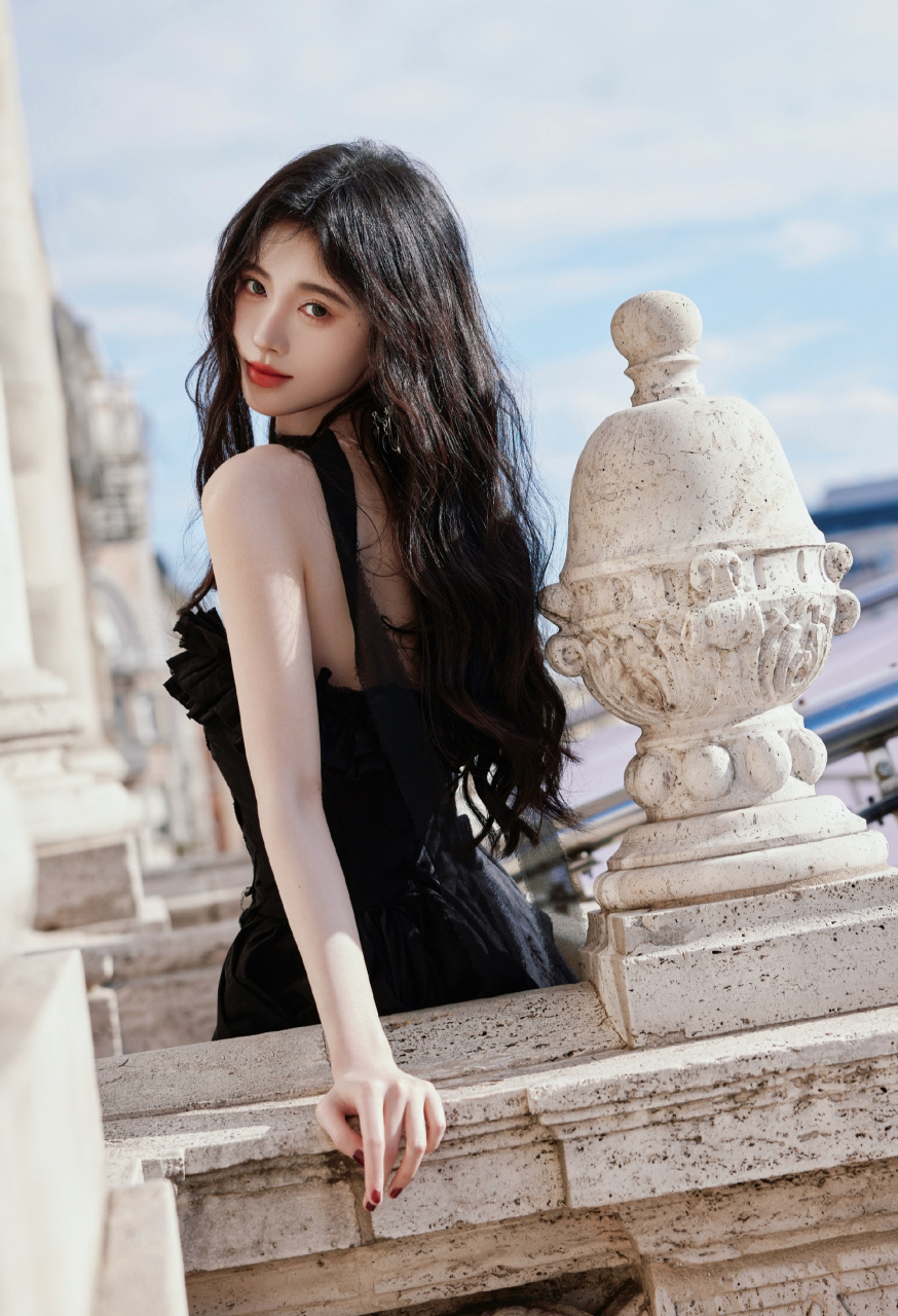 鞠婧祎# 黑天鹅公主降落,挂脖抹胸黑裙,红唇卷发,太美辣!