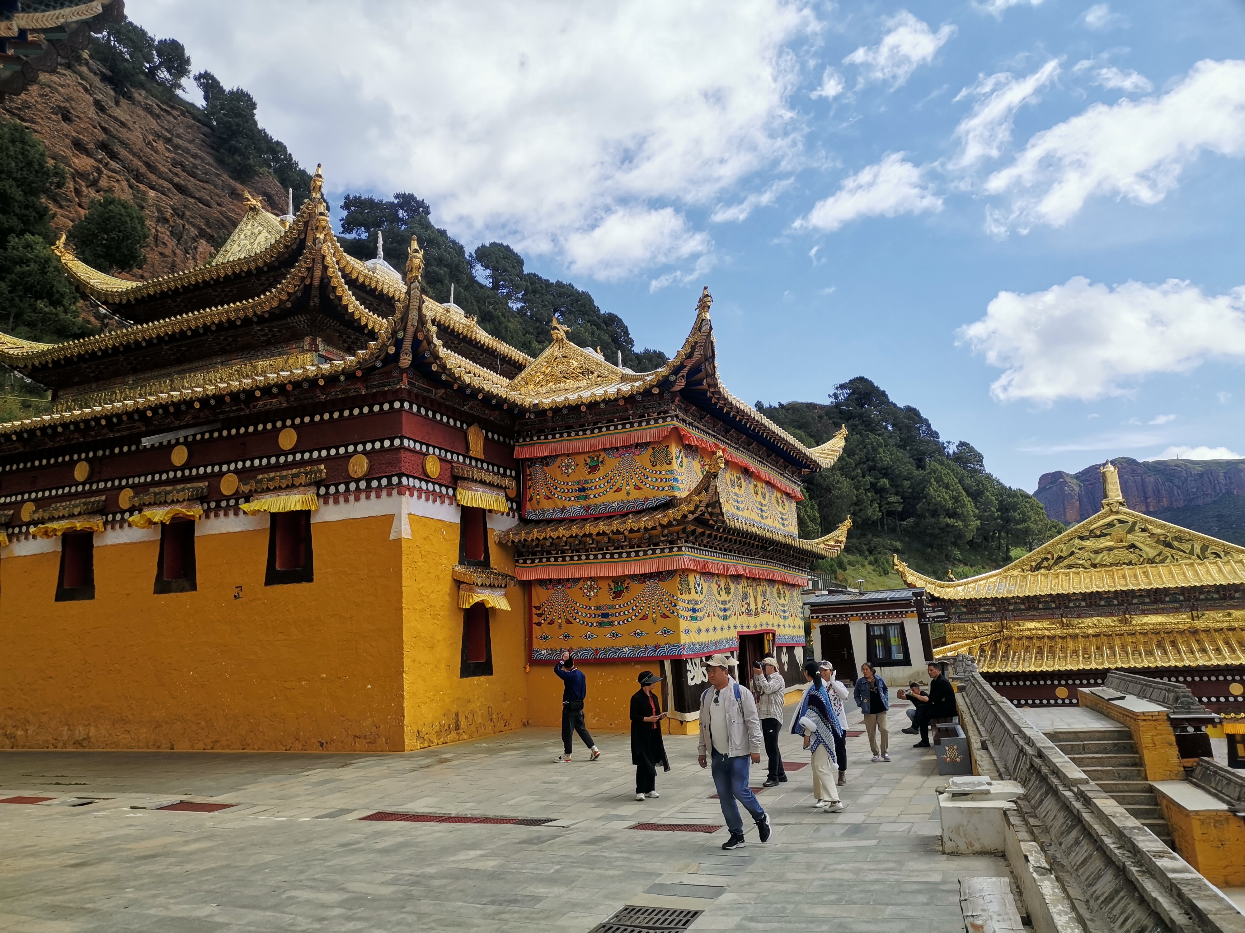 每一位来到郎木寺的游客都会被这里的美丽景色,悠久历史所吸引