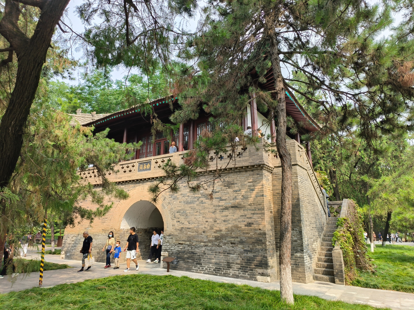 西安市小雁塔景区内的白衣阁松柏环绕,四周芳草萋萋,一幅初秋盛景