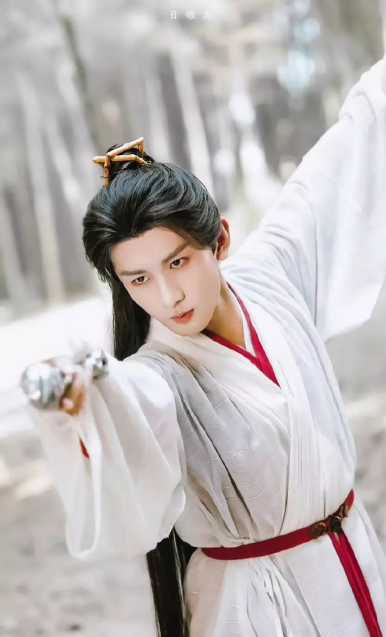 突然发现当年成毅演的《诛仙青云志》, 他竟然有一双浓眉大眼的特征