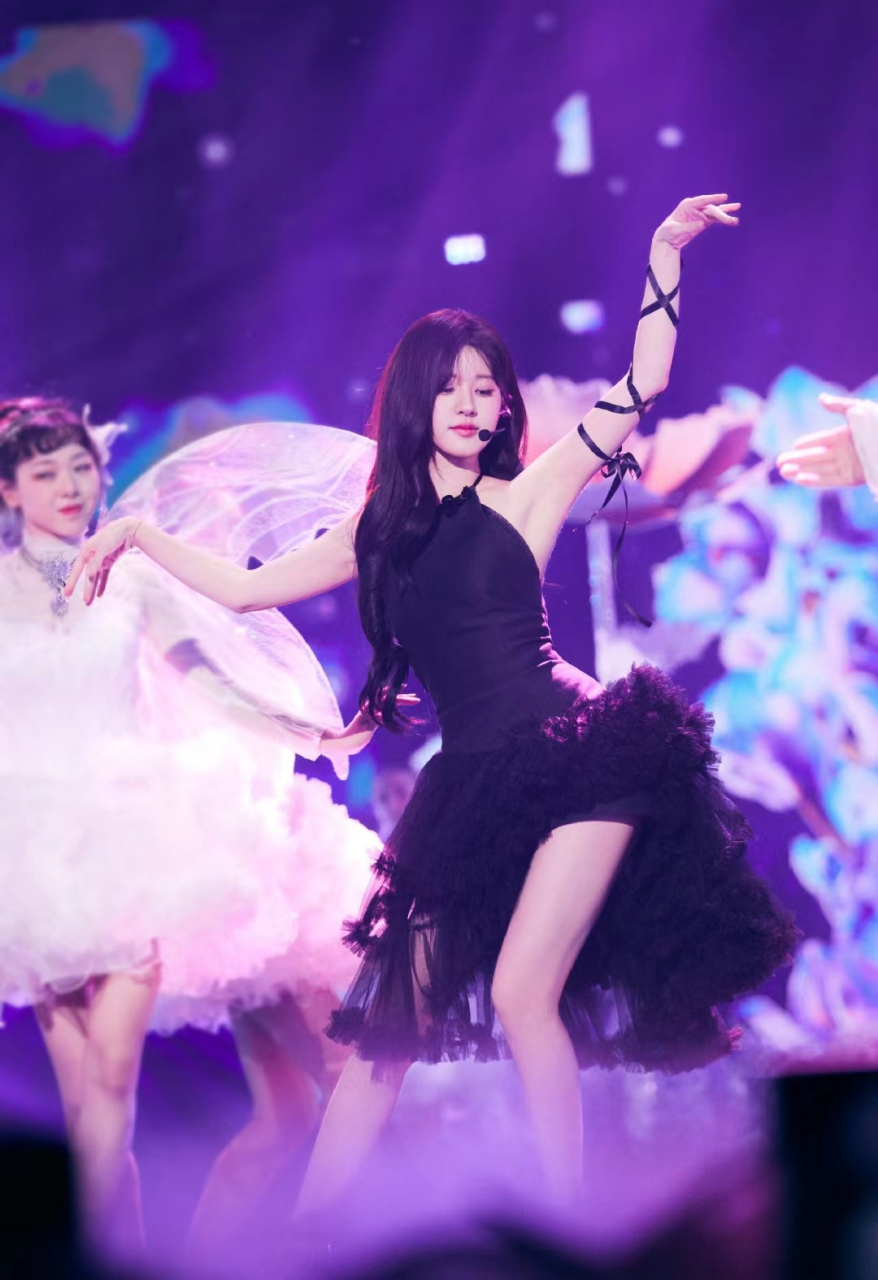 1,李易峰上大学被一个追了他好久的女孩子给壁咚了,他吓跑了.