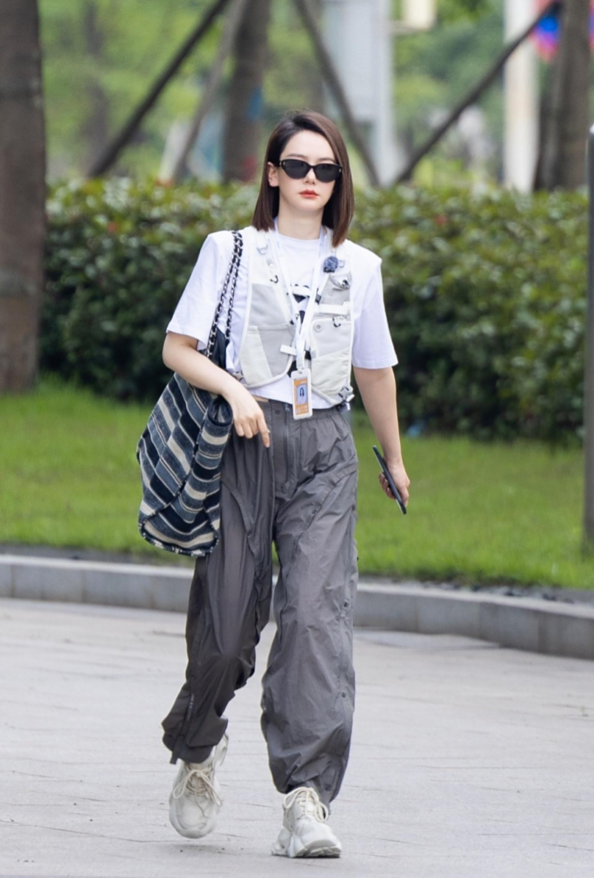 戚薇一身休闲穿搭,简约时尚,又美又飒!