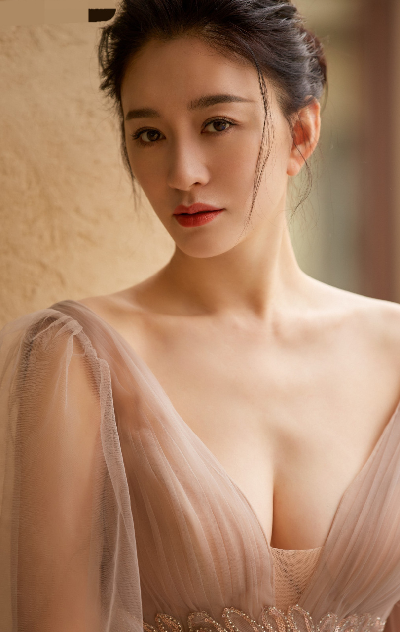 李小冉穿肉色低胸长裙展露傲人上围,戴蓝宝石首饰典雅高贵.