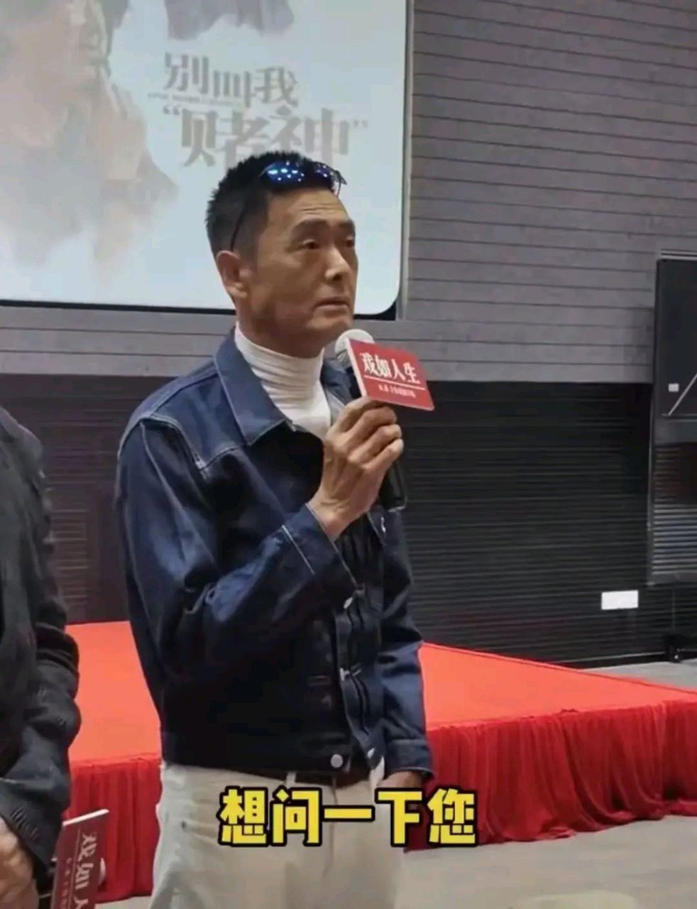 据最新消息,周润发在最近一段时间里,不顾医生劝阻,坚持在街头跑步