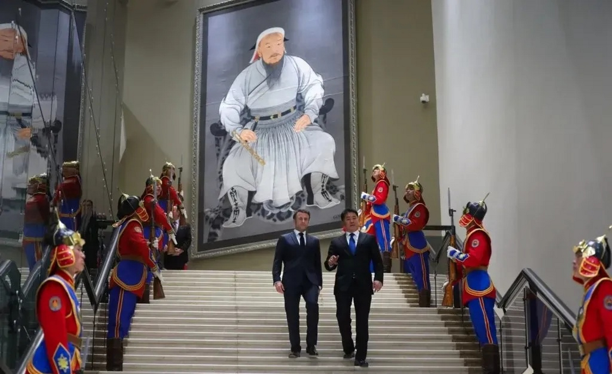 蒙古国与法国总统欢迎宴上的正中巨大的成吉思汗画像,这幅画像参照