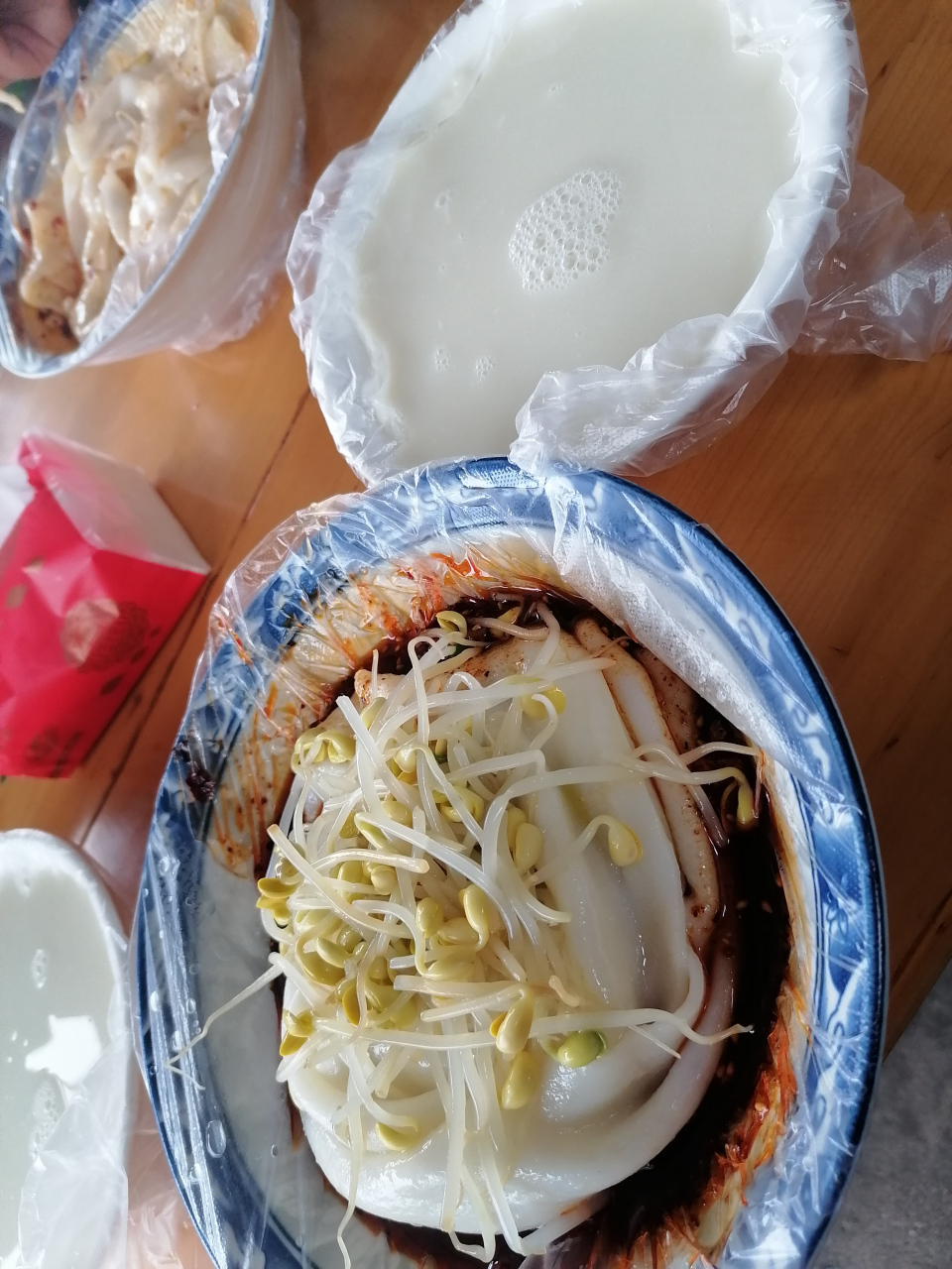现在还有4元一份汉中面皮外加一碗稀饭,是不是真正的良心价呀!