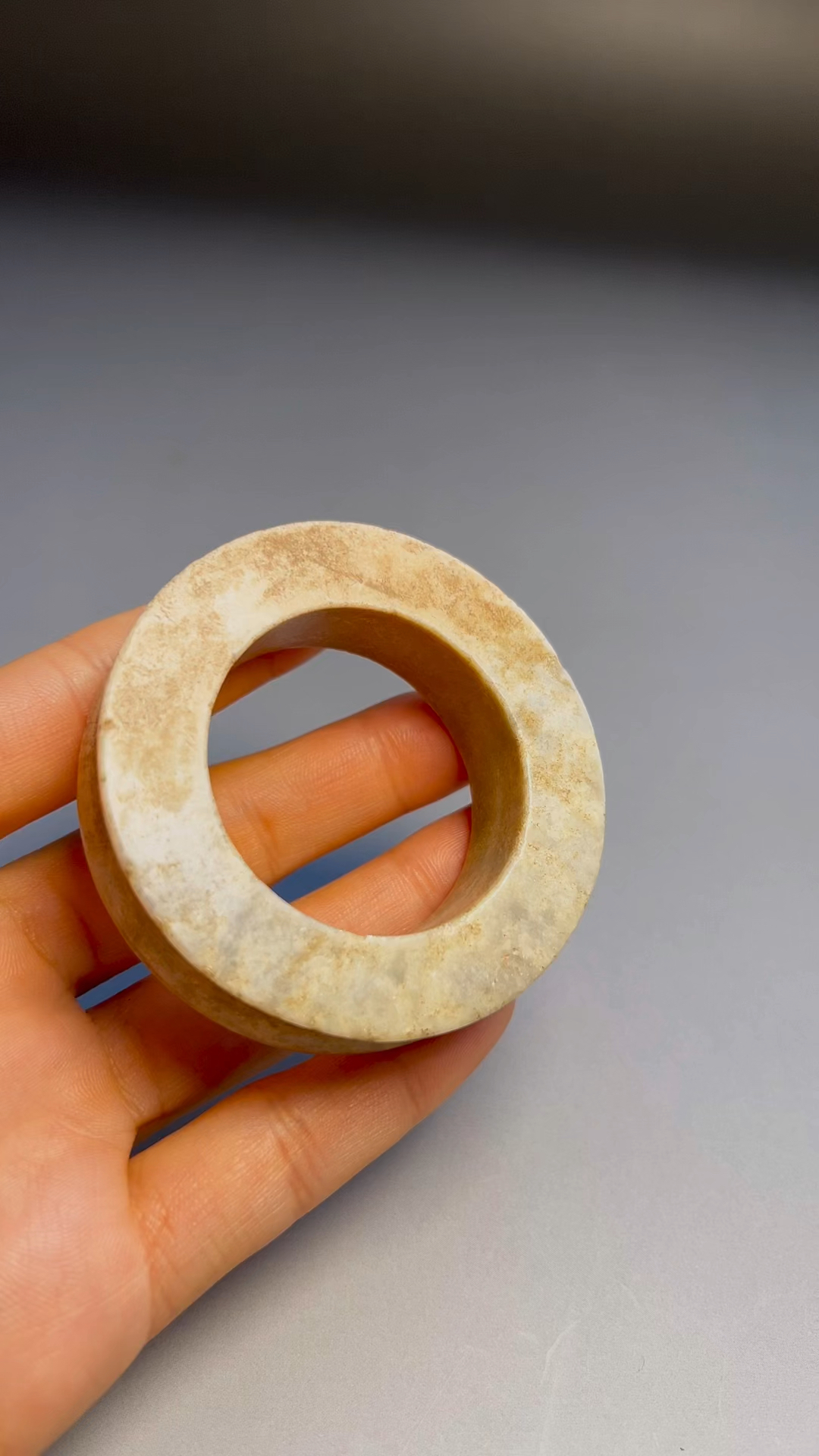 古玉鸡骨白玉环 隐约可见玉质