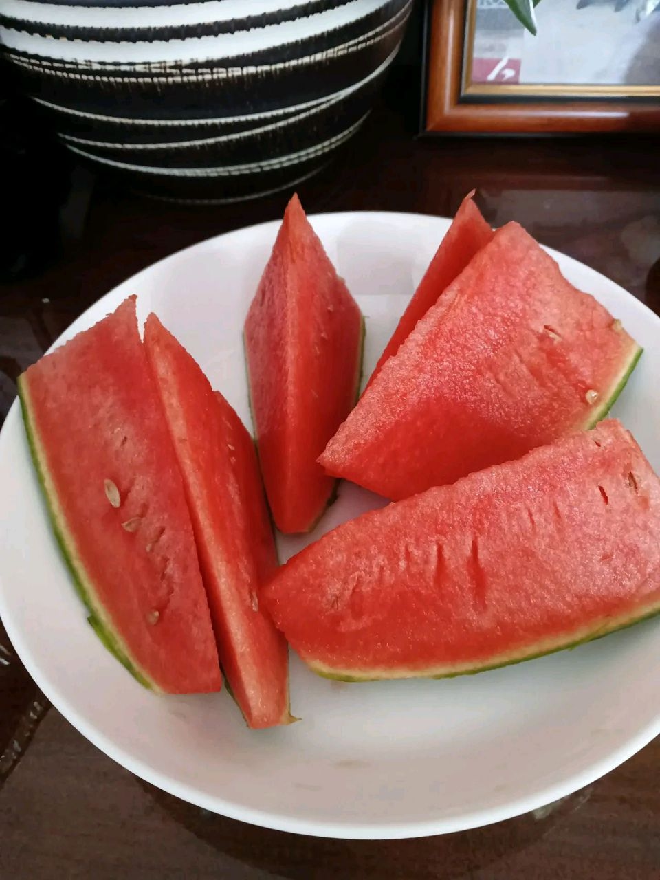 昨天我去了连襟家串门,他们上来端来了一盘西瓜.