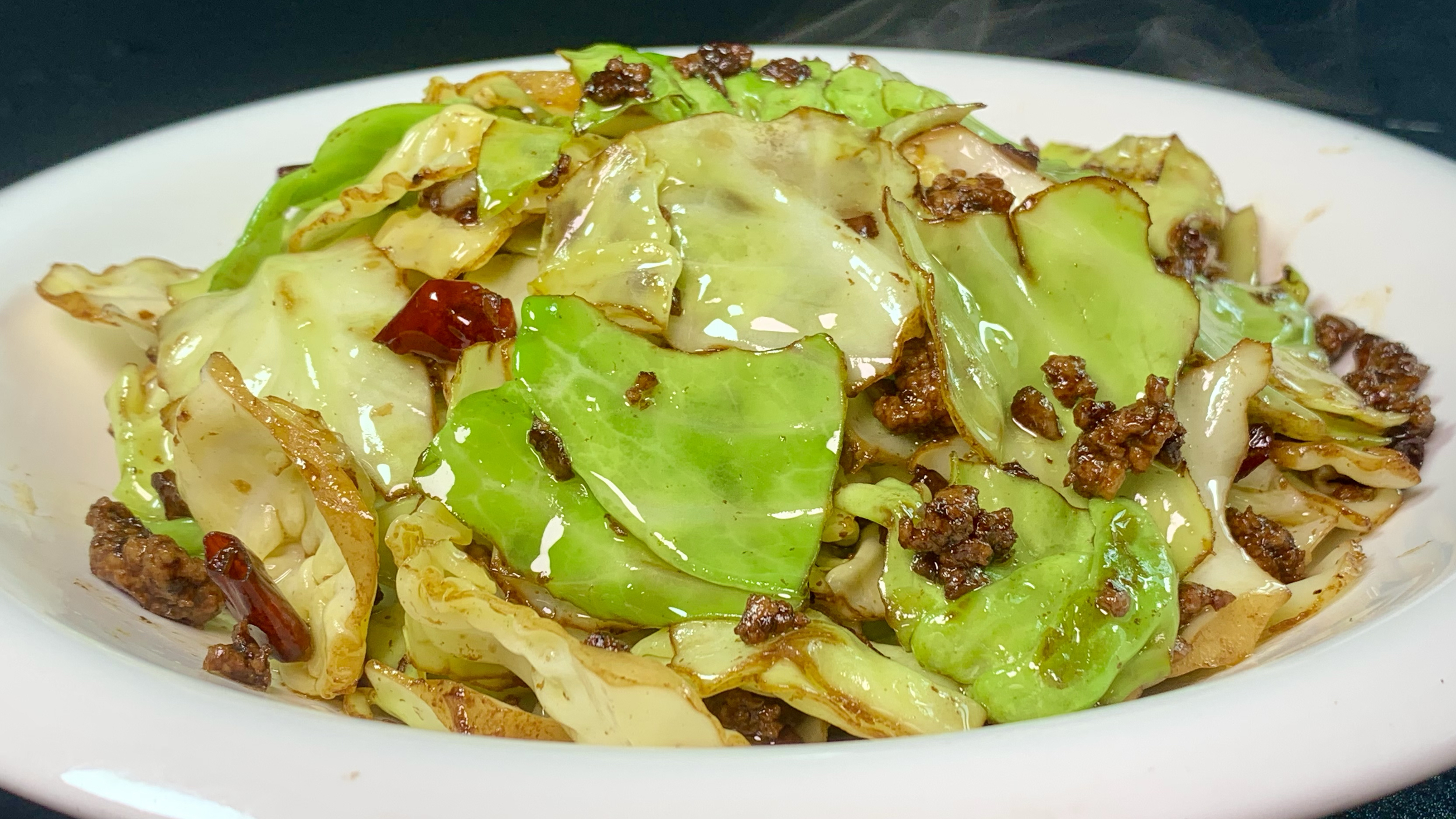 炒包菜时，切记过油或直接下锅炒，教你一招，清脆爽口不出水