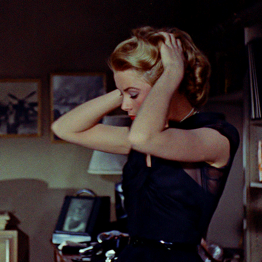 格蕾丝·凯利《后窗》6套造型欣赏:衣服和美人的互相成就