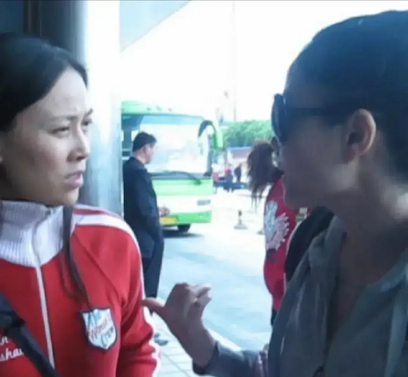 王菲很信佛,20多年前有一次和好友那英一起去峨眉山拜佛,为了表示诚意