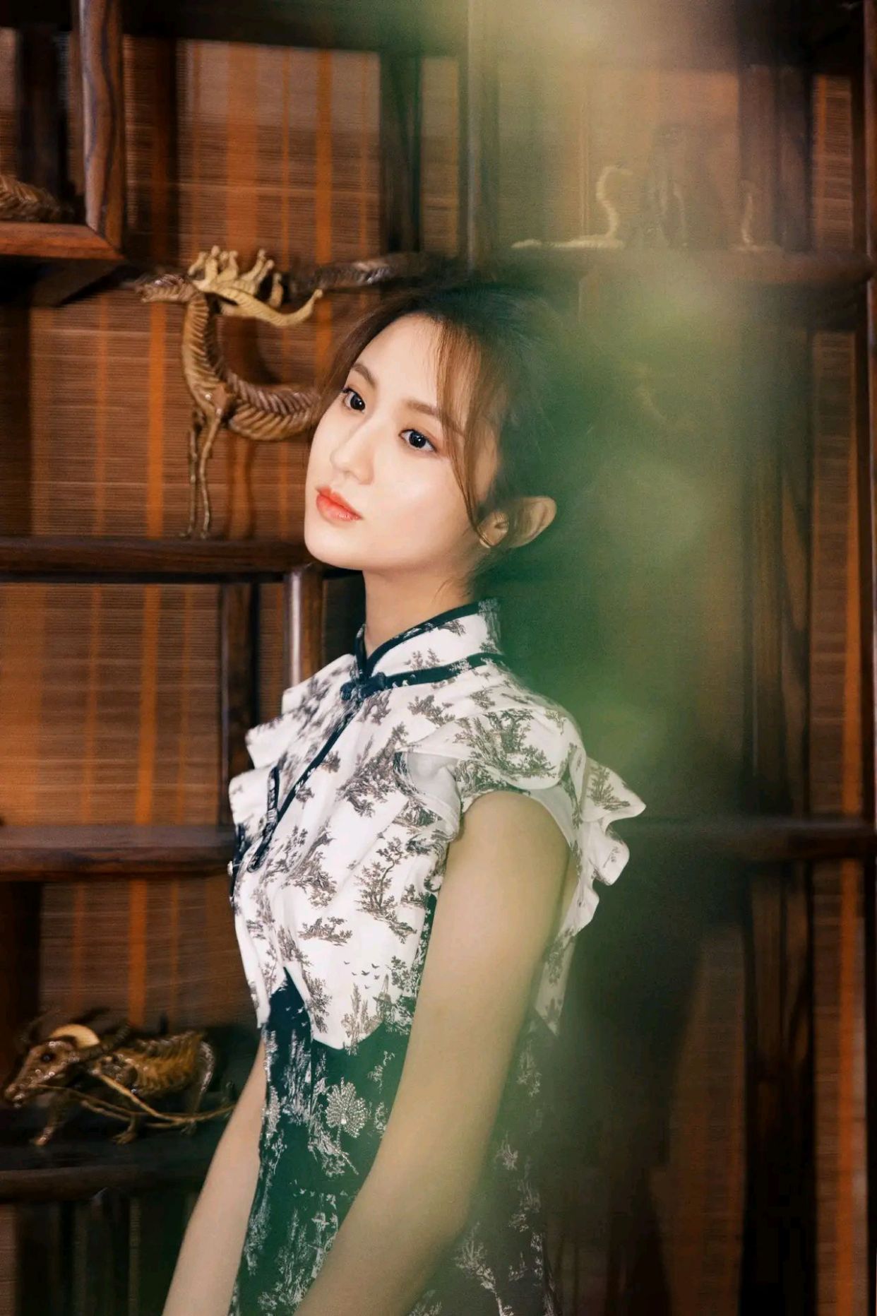 旗袍裙衬托别致东方气质,张慧雯变古风美人,飘飘欲仙,优雅美丽